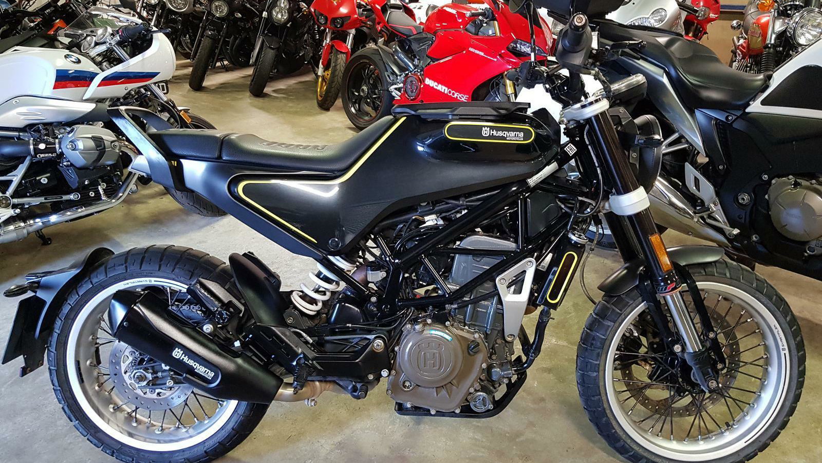 Husqvarna Svartpilen 401 - side